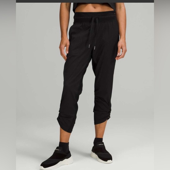 LULULEMON Dance Studio Crop 25” size 6 Black $88 Retail EUC - Picture 1 of 6